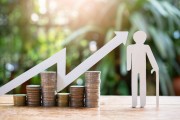 如何知曉基金分類中的A類C類區(qū)別？A類C類在投資選擇上有何不同？