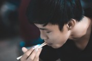 飯錢游戲免費游戲——一窺當代年輕人的生活現(xiàn)狀，飯錢游戲，年輕人的現(xiàn)實生活反映
