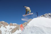 一場(chǎng)在雪地里舉行的冰上運(yùn)動(dòng)會(huì)，雪地里的冰雪英雄賽，一次精彩絕倫的冰上運(yùn)動(dòng)盛會(huì)