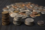 如何進行貨幣兌換的操作？這些操作方法對資金流動有何影響？