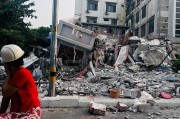 “相當(dāng)于約一千顆原子彈”！強(qiáng)震后的緬甸曼德勒40℃高溫，中國翡翠商人擠在后備廂緊急逃難