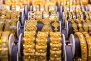 金價回調(diào)，部分品牌金飾價格跟跌！上車還是離場？