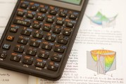 紙黃金交易的優(yōu)勢與風(fēng)險有哪些？這些因素如何影響貴金屬投資者的決策？