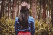 女人夢到頭發(fā)掉了好多，解析夢境與心理暗示，女人夢到頭發(fā)大量掉落的心理暗示與解析