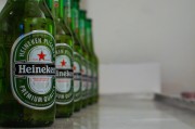 飛天茅臺散瓶跌破2300還沒止跌，原箱2365元，茅臺先穩(wěn)股價(jià)超30億元首次回購