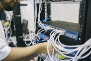 在今天的互聯(lián)網時代，網站已經成為了企業(yè)、個人的重要營銷工具。然而，為了使網站更好地服務用戶并提高其性能，開發(fā)者們需要對網站進行不斷優(yōu)化和升級。在這個過程中，最常用的手段之一就是使用插件來增強網站的功能性和用戶體驗。，SEO最佳實踐，理解如何有效地使用插件提升網站性能與功能