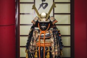 鎧甲勇士，自由戰(zhàn)神是一款由日本萬代南夢宮公司研發(fā)并發(fā)行的動作冒險類手游。在游戲中，玩家將扮演鎧甲勇士，在多元化的關(guān)卡中擊敗各種強大的敵人，并收集和培養(yǎng)角色的裝備、技能等元素，提升自己的戰(zhàn)斗力。，鎧甲勇士，自由戰(zhàn)神