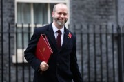 英國商業(yè)大臣承認預算案或阻企業(yè)招聘 穆迪稱增加舉債令財政前景堪憂