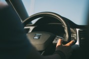 如何安全拆卸邁銳寶車型的手套箱？這種拆卸對車輛內(nèi)部安全有何影響？