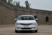 如何評(píng)價(jià)榮威款車(chē)？該車(chē)在性能和配置上表現(xiàn)如何？