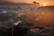 免費(fèi)下載恐龍游戲，你的冒險(xiǎn)旅程從此開(kāi)始，發(fā)掘失落的王國(guó)，海量恐龍游戲等待你下載！