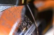 如何去除汽車玻璃油膜？這種清潔方法對視線清晰度有何影響？