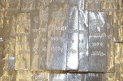 國(guó)際金價(jià)再創(chuàng)新高，水貝市場(chǎng)576元/克價(jià)格逼近前期高點(diǎn)！金條商家稱當(dāng)前價(jià)位“不好把握是該買(mǎi)還是該賣(mài)”