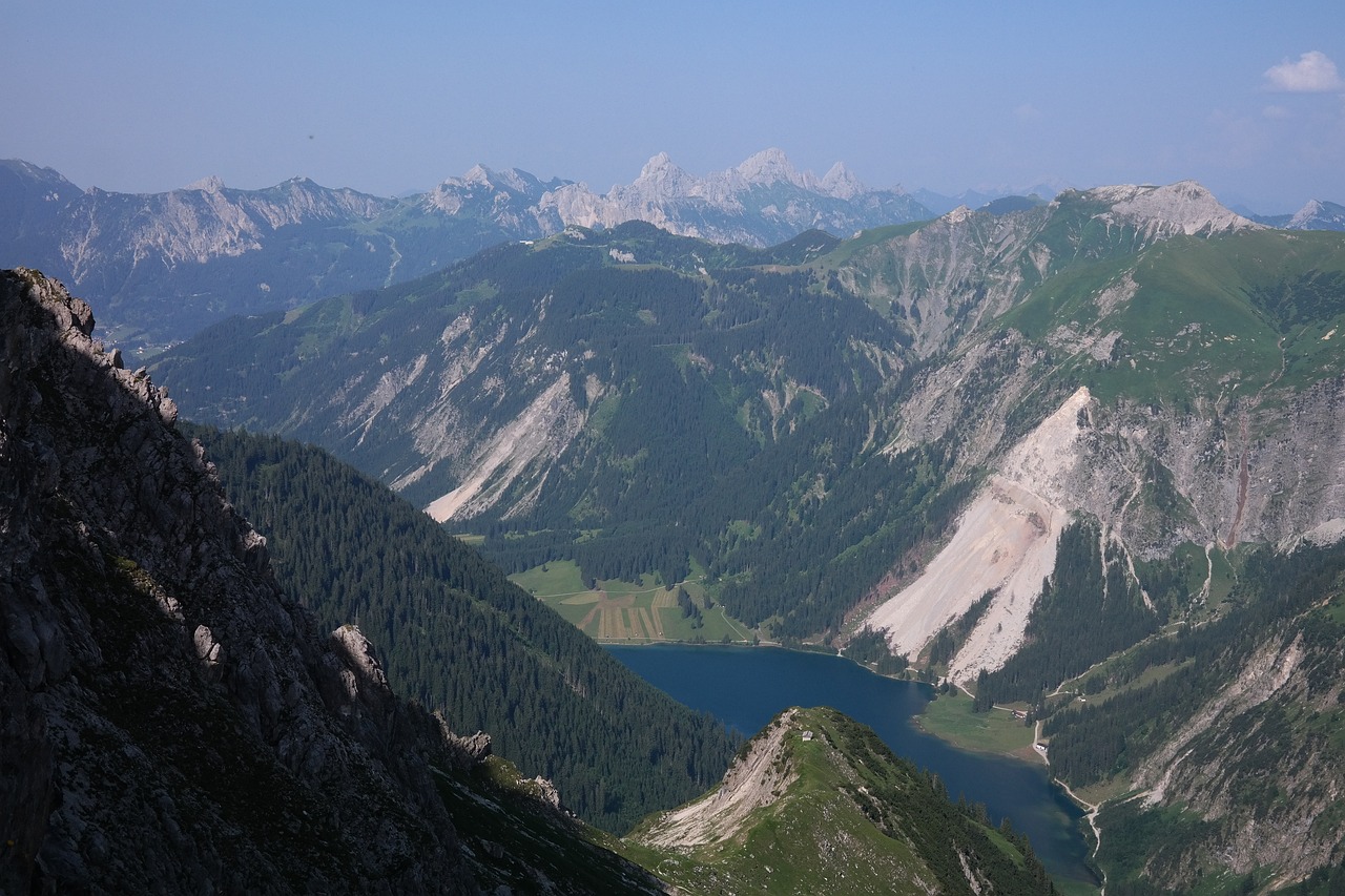 夢魘之境——山體滑坡的驚懼與思考，山體滑坡的驚懼與思考，夢魘之境的挑戰(zhàn)