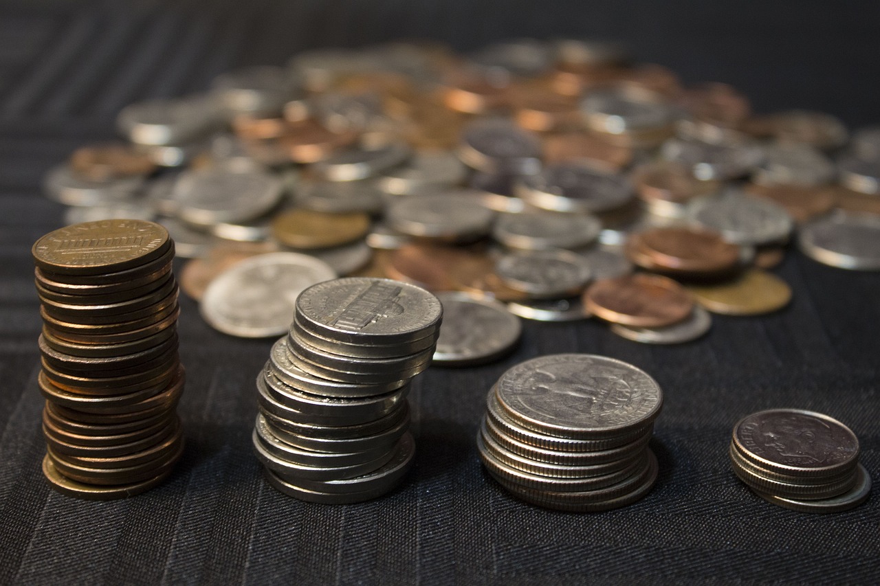 如何進行貨幣兌換的操作？這些操作方法對資金流動有何影響？