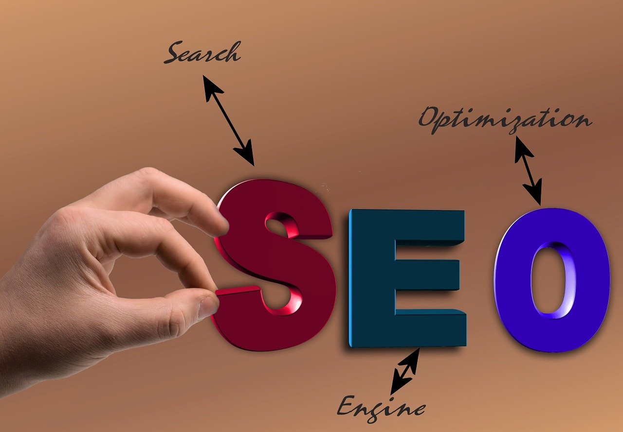 SEO（搜索引擎優(yōu)化）是一種將網(wǎng)站的內(nèi)容和結(jié)構(gòu)設(shè)計(jì)成便于搜索引擎找到并索引的策略。優(yōu)化的目標(biāo)是提高網(wǎng)站在搜索引擎中的排名，從而增加流量、轉(zhuǎn)化率和其他重要的業(yè)務(wù)指標(biāo)。