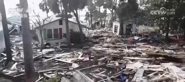 至少90人死亡，仍有240萬(wàn)用戶斷電，美國(guó)損失預(yù)計(jì)上千億美元！“就像被炸彈炸過(guò)”