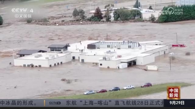至少90人死亡，仍有240萬(wàn)用戶斷電，美國(guó)損失預(yù)計(jì)上千億美元！“就像被炸彈炸過(guò)”