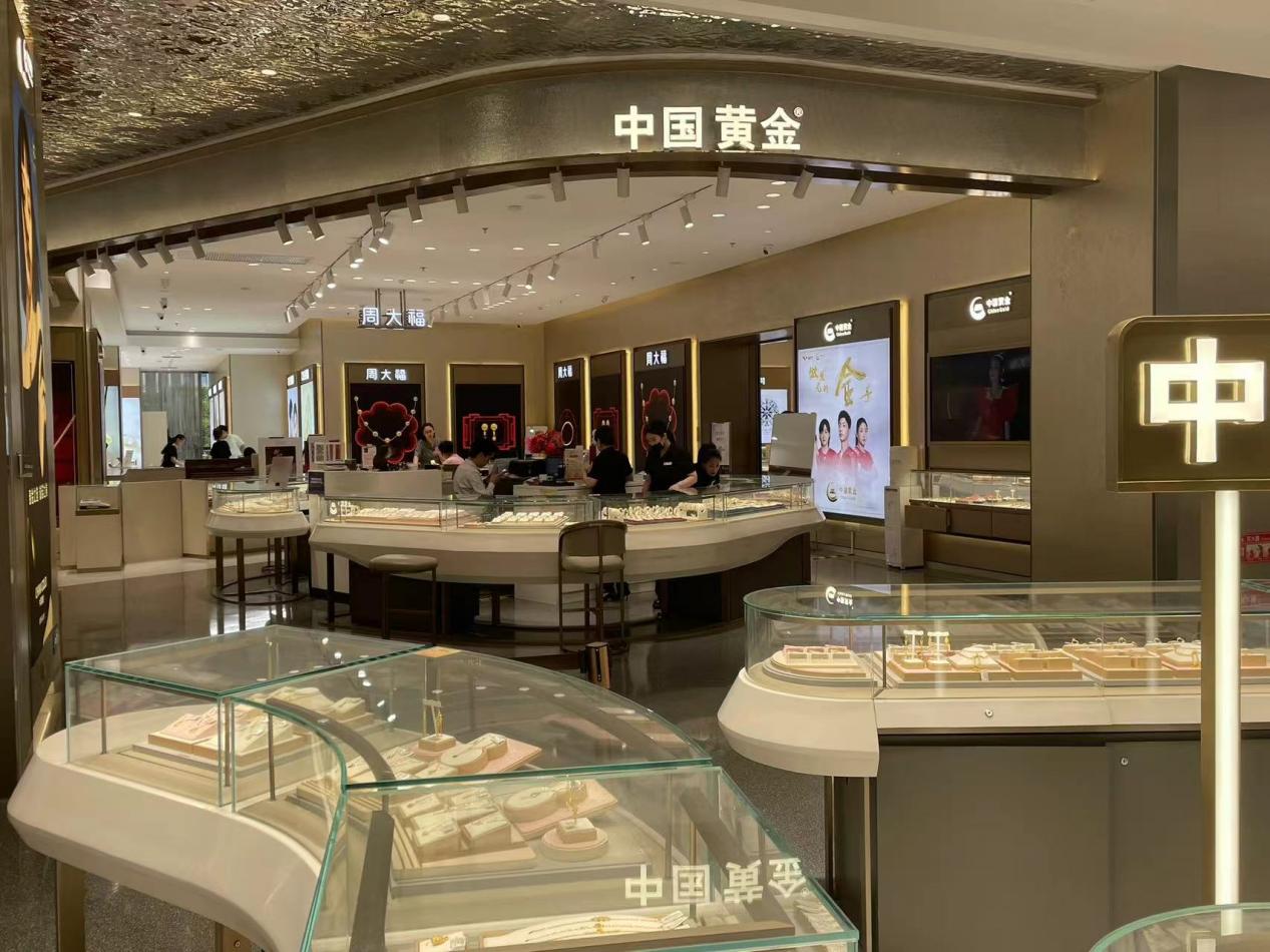 國(guó)內(nèi)飾品金價(jià)逼近800元/克！十一假期金店忙促銷(xiāo)，消費(fèi)者觀(guān)望情緒濃厚