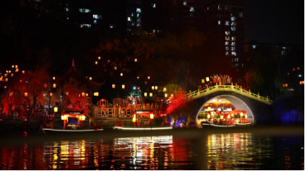 水上苗鄉(xiāng)數(shù)字夜游，光峰科技以崖壁為幕打造光影世界