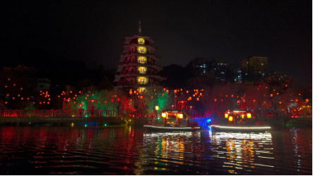 水上苗鄉(xiāng)數(shù)字夜游，光峰科技以崖壁為幕打造光影世界