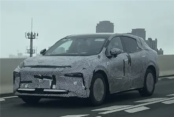 P7+同款設(shè)計風格：小鵬全新SUV偽裝實車圖曝光