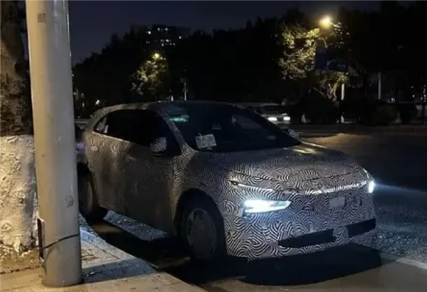 P7+同款設(shè)計風格：小鵬全新SUV偽裝實車圖曝光