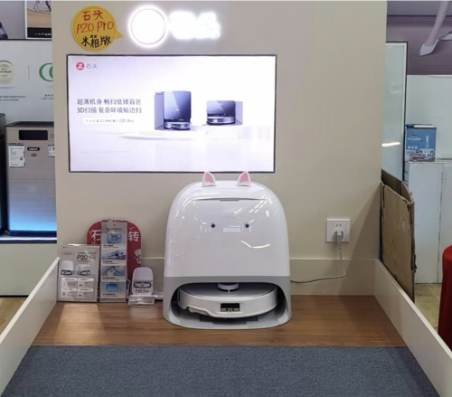 年輕人追捧“電子年貨”！掃地機器人熱銷，科技感與煙火氣交融｜新春走基層