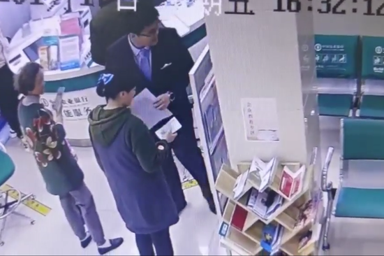 讓農(nóng)行員工不下班也要等的人，究竟是……
