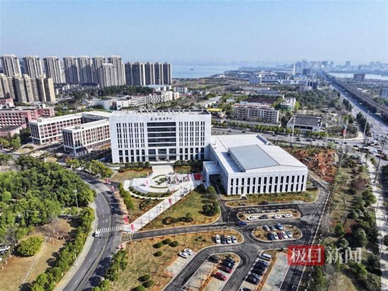 1000萬美元！知名校友穩(wěn)健醫(yī)療董事長李建全捐贈的這棟樓落成投用