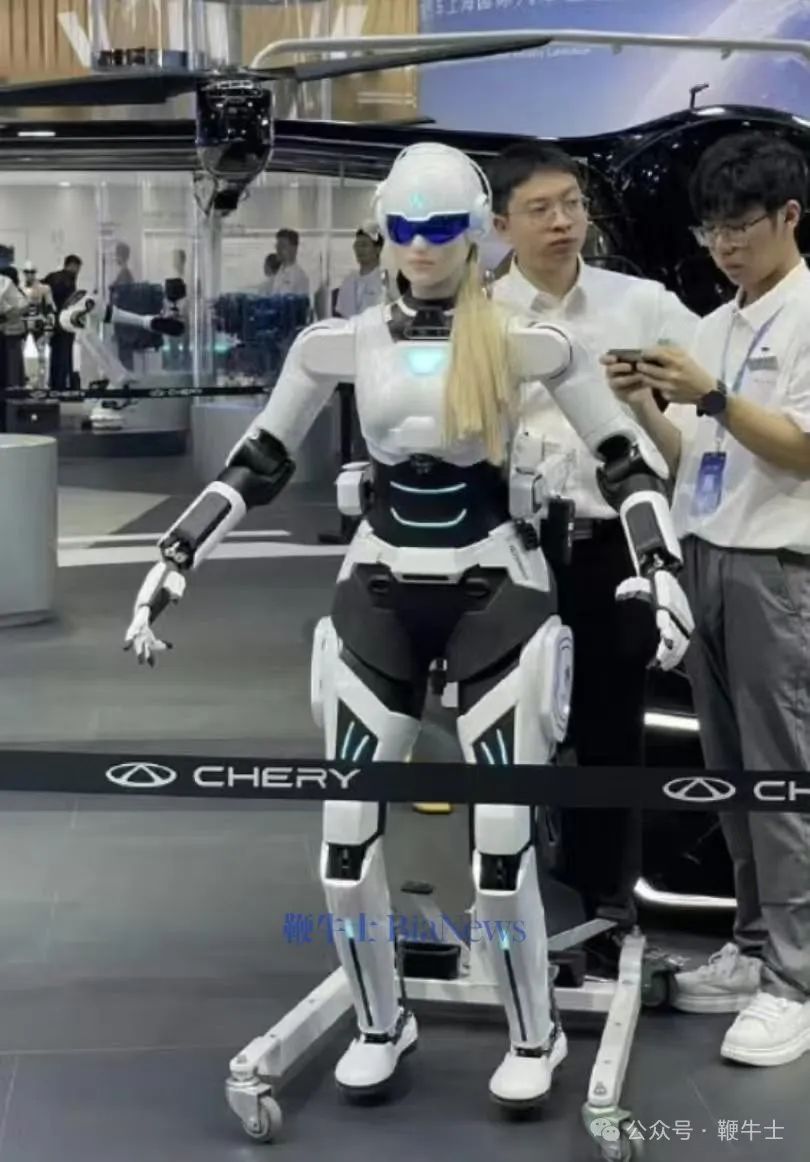 上海車展「車模」盤點(diǎn)：小鵬機(jī)器人吸睛，比亞迪派出悟空