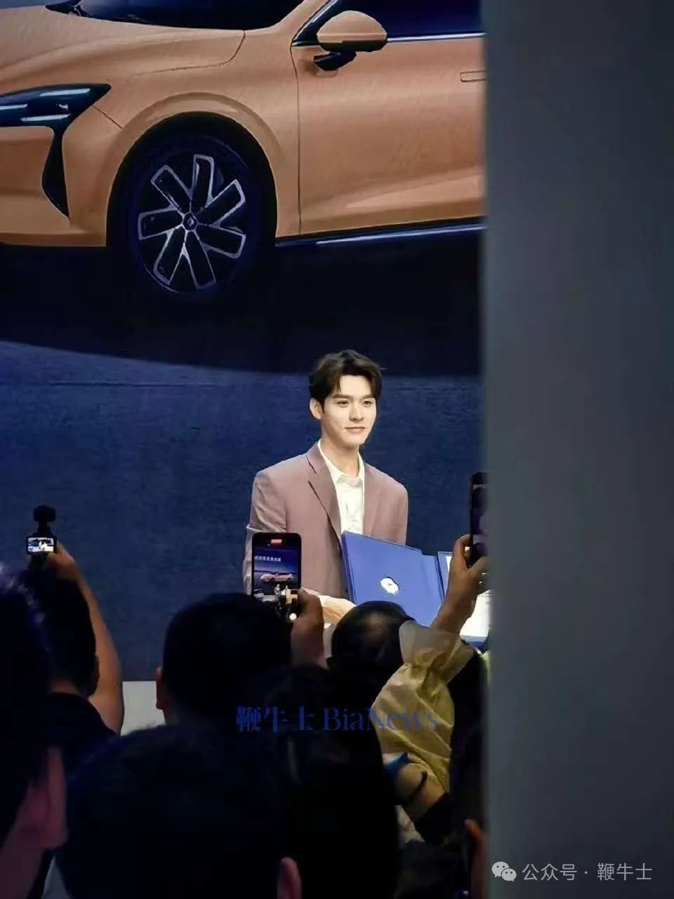 上海車展「車模」盤點(diǎn)：小鵬機(jī)器人吸睛，比亞迪派出悟空