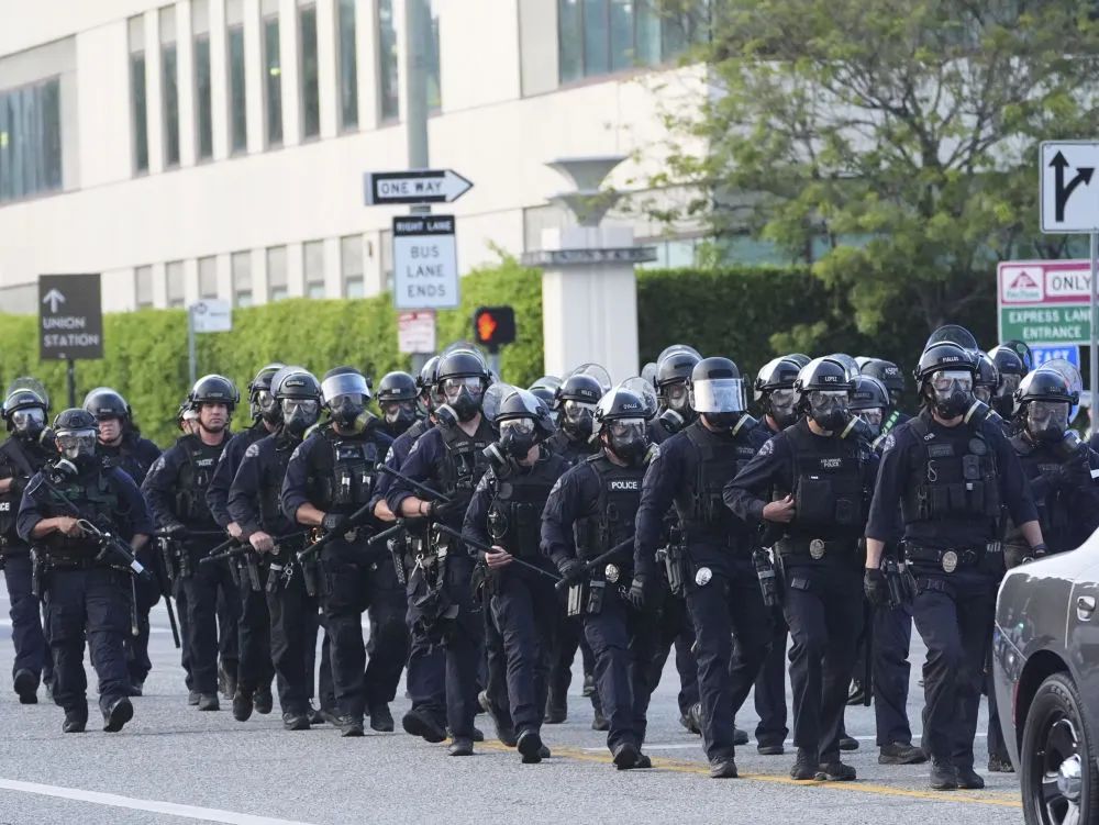 洛杉磯亂了！“美國現(xiàn)役海軍陸戰(zhàn)隊(duì)正高度戒備”