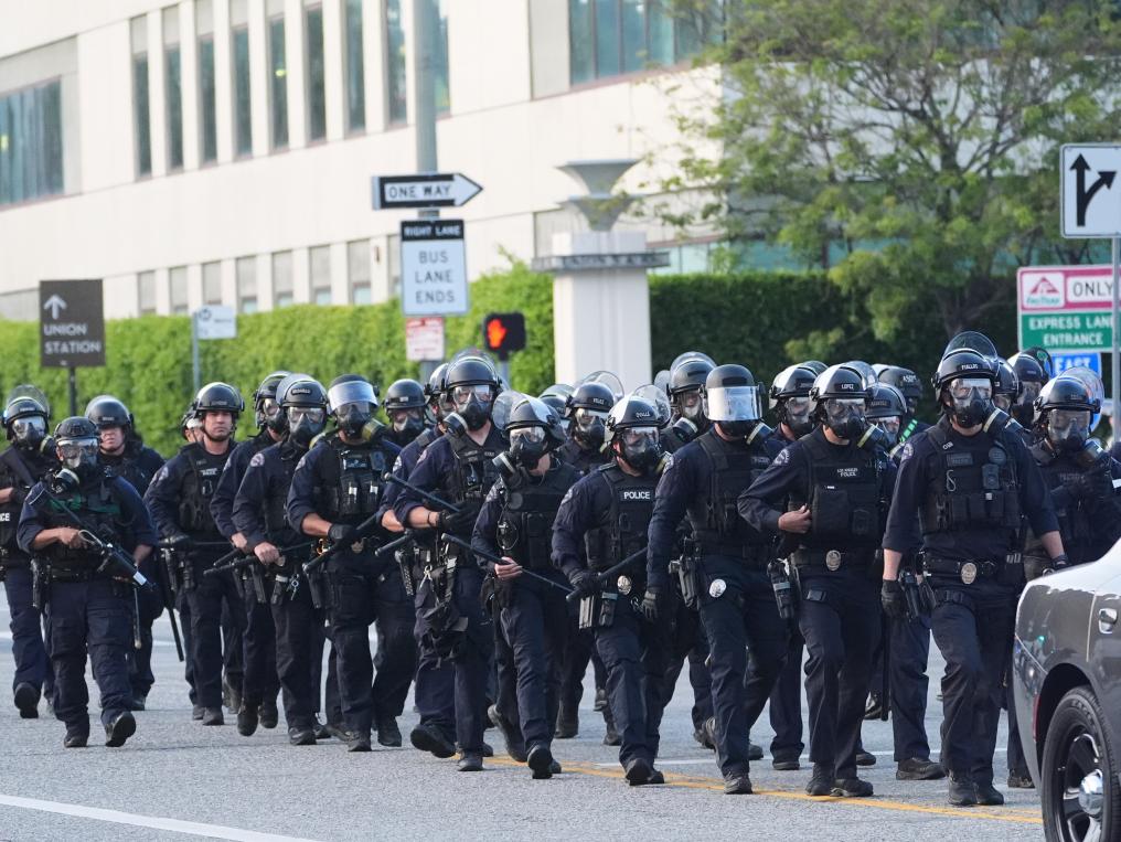 洛杉磯亂了！特朗普下令部署國(guó)民警衛(wèi)隊(duì) 防長(zhǎng)稱或出動(dòng)軍隊(duì)
