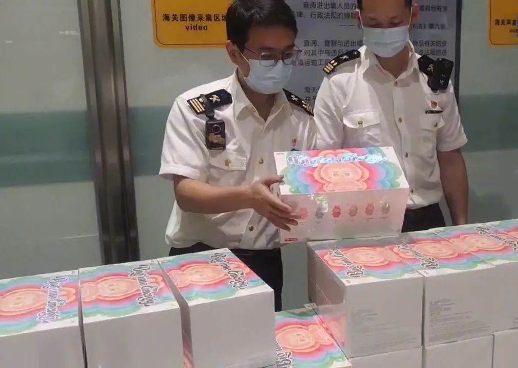 2人帶144個泡泡瑪特玩偶入境，被海關(guān)查獲！