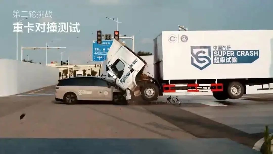 i8“碰撞門”炸鍋！理想主義墜落時(shí)刻？